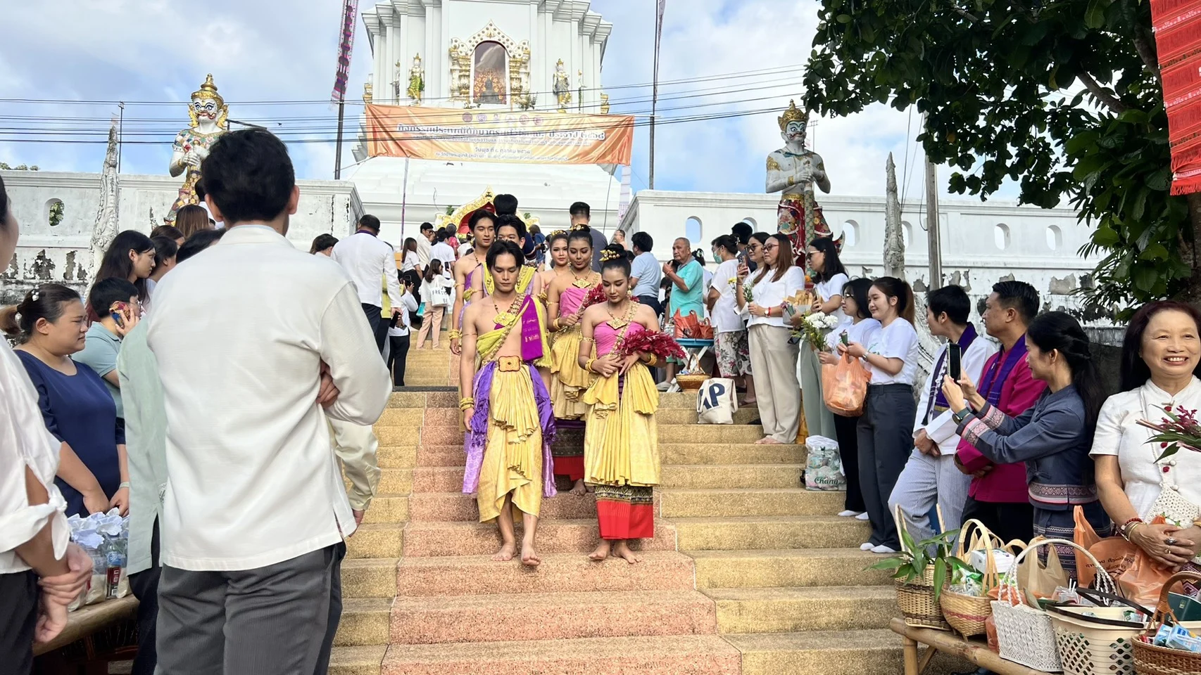ประเพณีตักบาตรเทโวโรหณะ